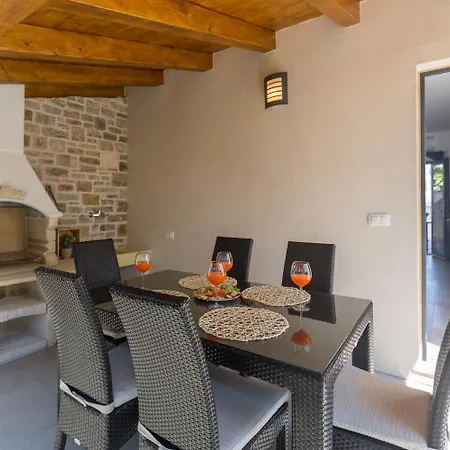 Reizendes Nur 250 Meter Zum Mit Privater Terrasse, Grill, Wifi Apartment Poreč