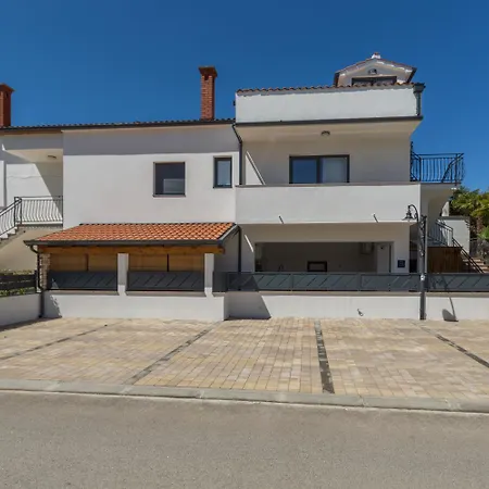 Apartment Reizendes Nur 250 Meter Zum Mit Privater Terrasse, Grill, Wifi Poreč
